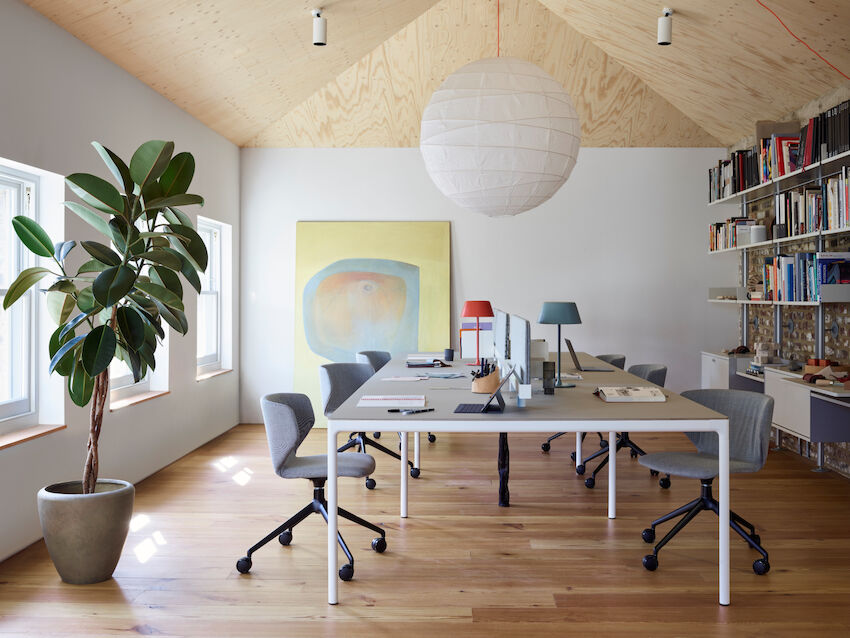 Modus hold chair on swivel castor